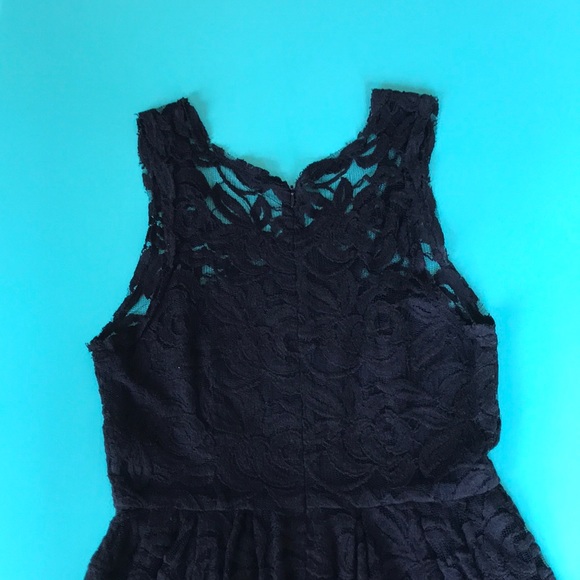 Little black lace dress - so feminine and pretty! - Picture 7 of 12